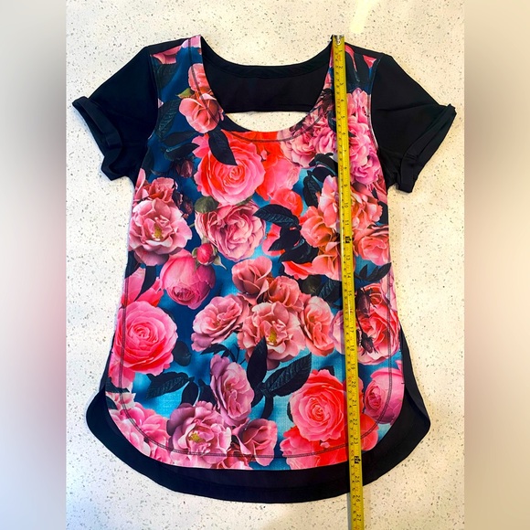 LULULEMON ATHLETICA FLORAL TEE SHIRT BLACK SHORT SLEEVE Rose Print - Picture 6 of 7